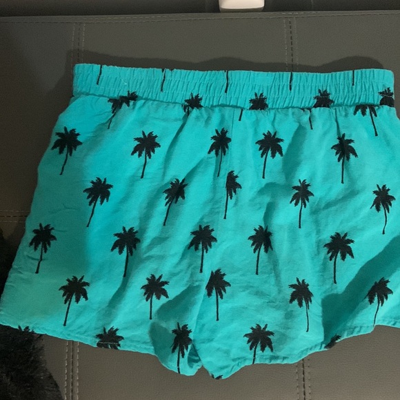 Palm tree shorts - Picture 2 of 3